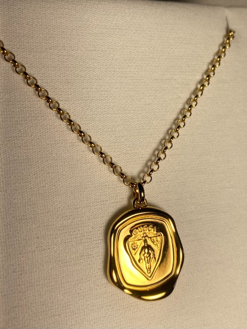 Gucci Crest Pendant Necklace New with Packaging - Picture 2 of 6